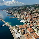 Deluxe Marina With A Private Parking